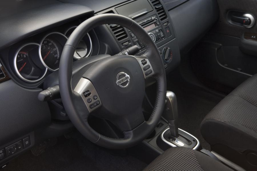  Nissan Versa 2010 года  (фото 10 из 35)